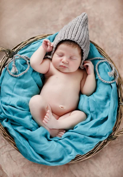 快乐睡在篮子里刚出生的婴儿 — 图库照片