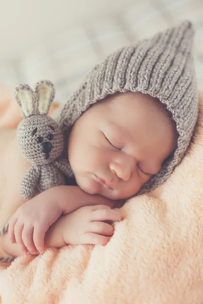 El sueño sano del niño feliz recién nacido —  Fotos de Stock