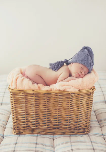 Doce sonho bebê recém-nascido em uma grande cesta — Fotografia de Stock