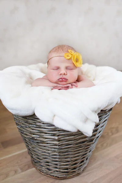 Neugeborenes Baby in rundem Weidenkorb — Stockfoto