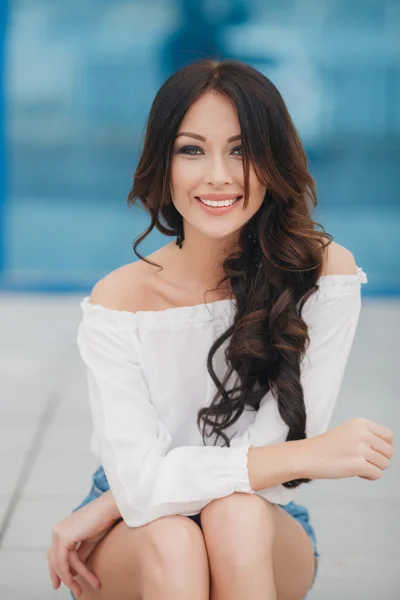 Hermoso retrato sonriente de mujer joven — Foto de Stock