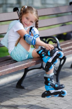 Parkta paten kayan küçük kız..