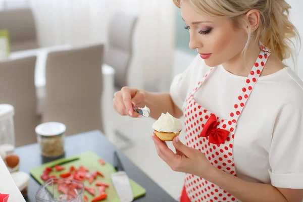 Glad kvinna bakning i hennes kök. — Stockfoto