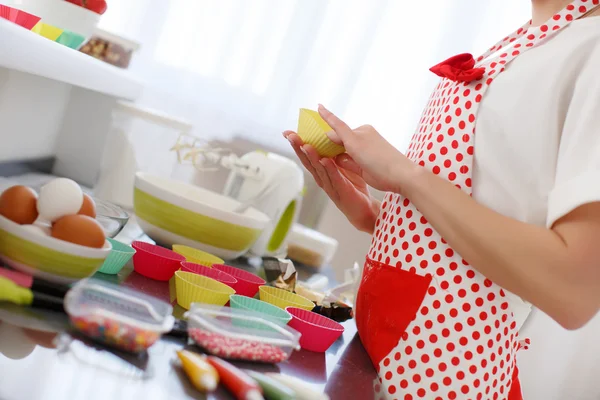 Happy woman baking in her kitchen. — Stock Photo, Image