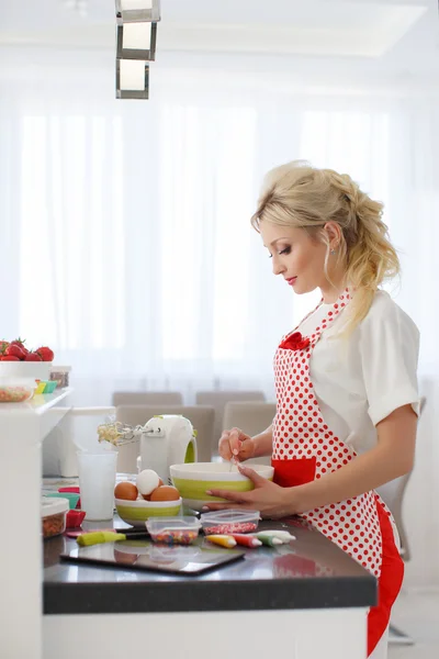Kvinna bakning hemma. — Stockfoto