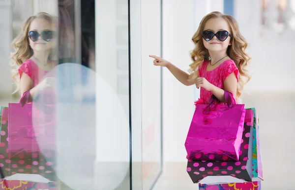 슈퍼마켓에서 쇼핑에 대 한 다채로운 가방 귀여운 소녀 — 스톡 사진