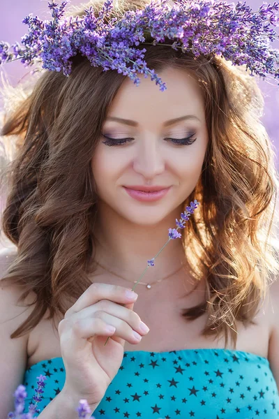 Mooie vrouw in een lavendel veld — Stockfoto