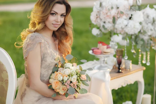 Glückliche Braut im Sommergarten Brautstrauß — Stockfoto