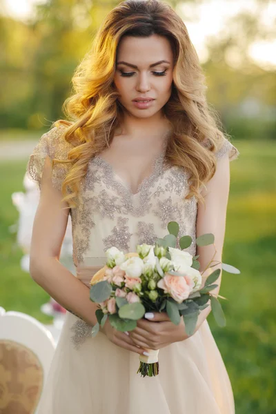 Novia feliz en el jardín de verano Ramo de novia — Foto de Stock