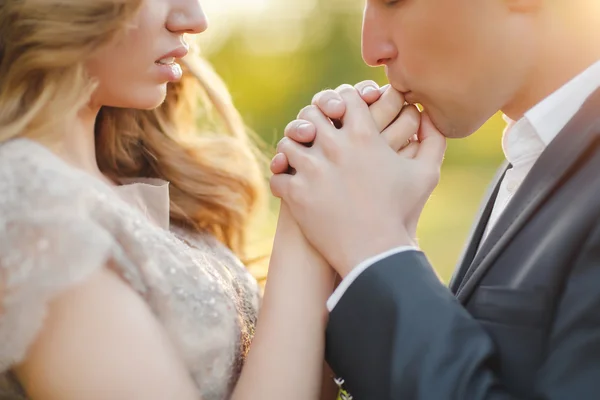 Momentos románticos de una joven pareja de boda en el prado de verano —  Fotos de Stock