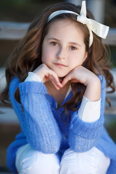 Spring portrait of teenage girl outdoors — Stock Photo, Image