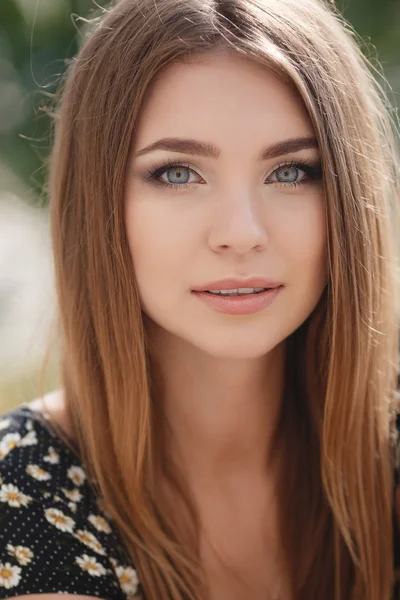 Zomer portret van een mooie vrouw — Stockfoto