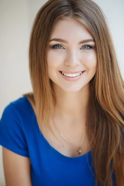 Summer portrait of a beautiful woman — Stock Photo, Image