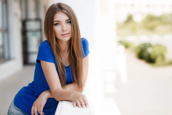 Retrato de verano de una mujer hermosa —  Fotos de Stock