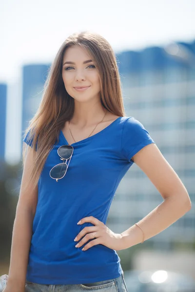 Retrato de verano de una mujer hermosa —  Fotos de Stock