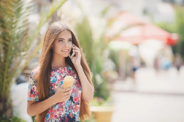 夏天的冰激淋，一位姑娘谈电话肖像 — 图库照片