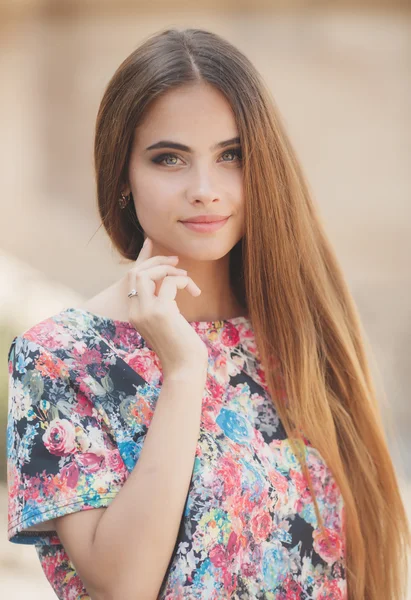 Portret van mooie vrouw buiten in de zomer — Stockfoto