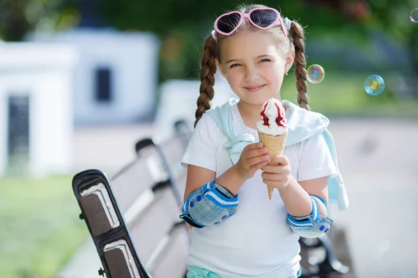 アイスクリームコーンと公園の陽気な小さな女の子 — ストック写真