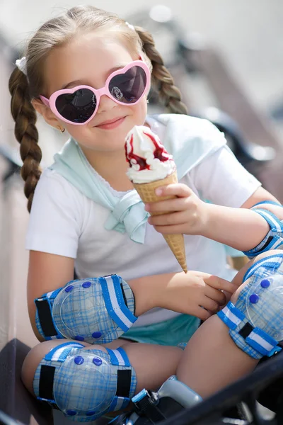 Fetiță veselă în parc cu con de înghețată — Fotografie, imagine de stoc