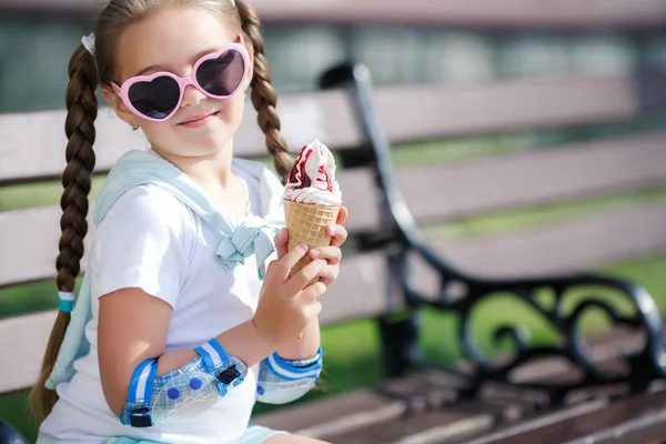 アイスクリームコーンと公園の陽気な小さな女の子 — ストック写真