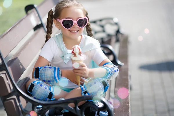 Veselá holčička v parku s kuželem zmrzliny — Stock fotografie