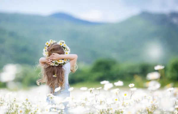 Cute girl admires nature summer mountain meadow — Stock Photo, Image