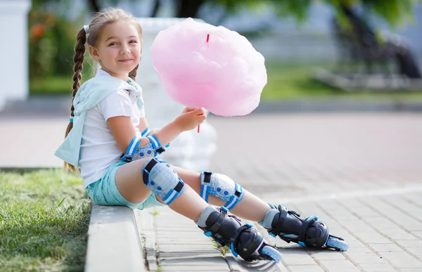 Klein meisje op rolschaatsen in park. — Stockfoto