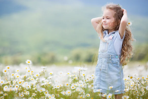 Kleines Mädchen im weißen Kamillenfeld — Stockfoto