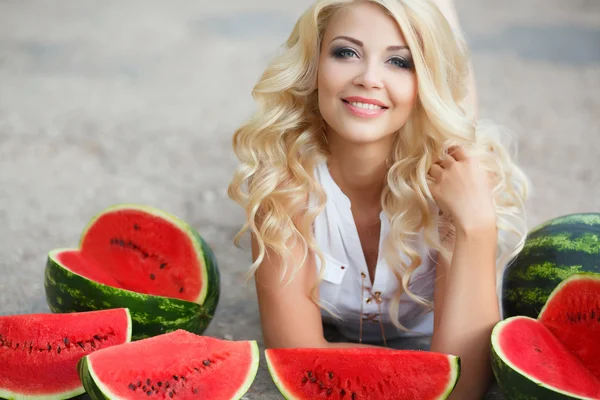 Gyönyörű fiatal nő, egy szelet érett görögdinnye gazdaság — Stock Fotó