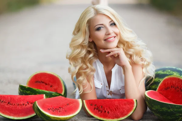 Beautiful young woman holding a slice of ripe watermelon — Stock Photo, Image