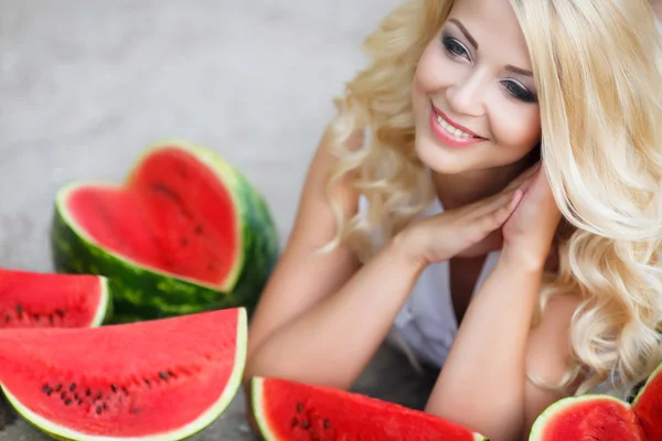 Beautiful young woman holding a slice of ripe watermelon — Stock Photo, Image