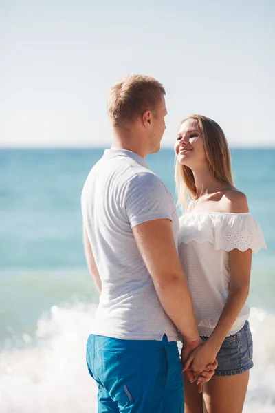 Jovem casal amoroso na praia perto do mar — Fotografia de Stock