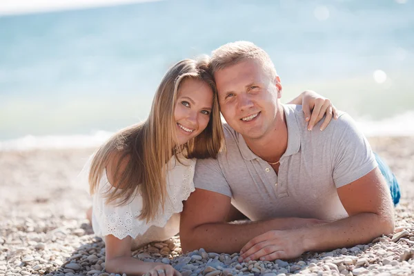 Genç adam ve kadın yaz aylarında sahilde — Stok fotoğraf