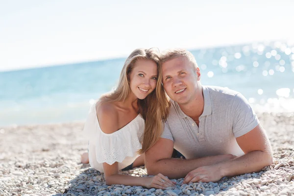 Молодой человек и женщина на пляже летом — стоковое фото
