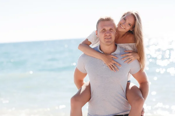 Lustige Spiele glückliches verliebtes Paar am Strand — Stockfoto