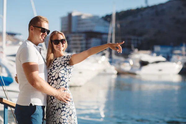 La pareja en el muelle cerca del puerto de yates — Foto de Stock