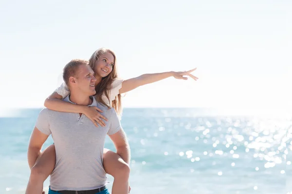 Roliga spel lycklig par i kärlek på stranden — Stockfoto