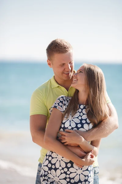 Jeune couple amoureux sur la plage près de la mer — Photo