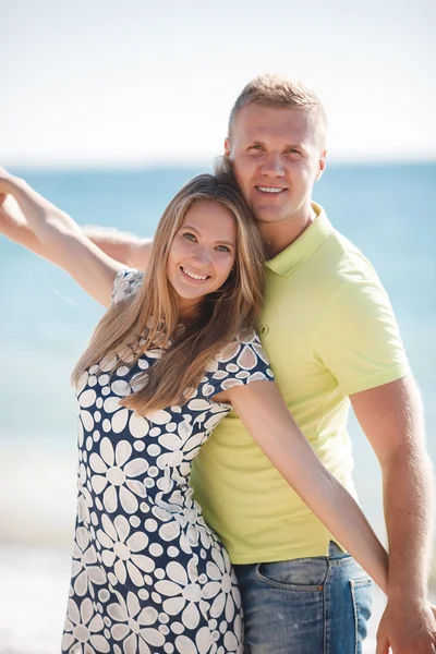 Jonge liefdevolle koppel op het strand in de buurt van de zee — Stockfoto