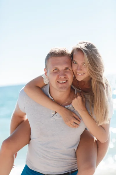 Roliga spel lycklig par i kärlek på stranden — Stockfoto