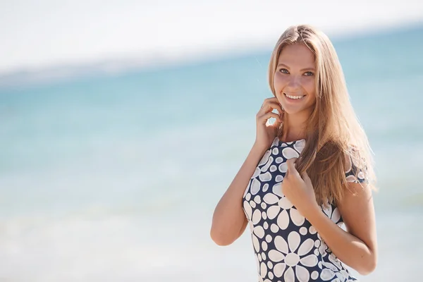Portret van een gelukkige vrouw aan het strand — Stockfoto
