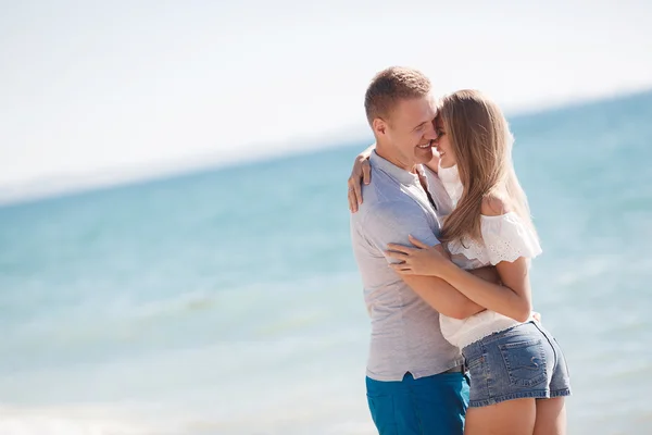 Jovem casal amoroso na praia perto do mar — Fotografia de Stock