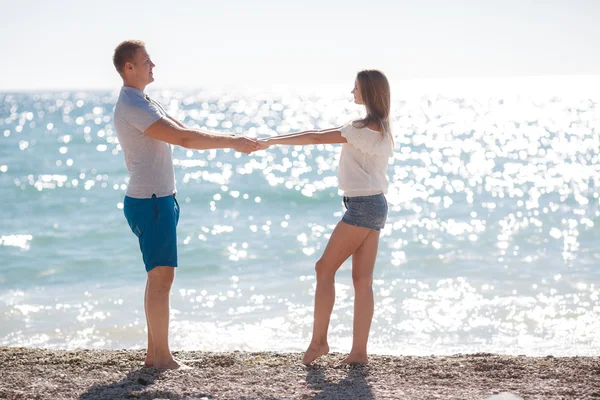 Młoda miłość para na plaży, w pobliżu morza — Zdjęcie stockowe