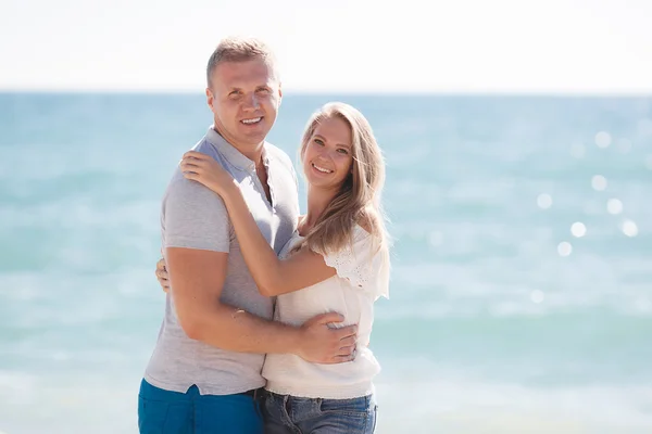 Unga älskande par på stranden nära havet — Stockfoto