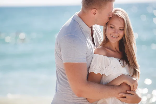 Et ungt, kjærlig par på stranden ved havet – stockfoto