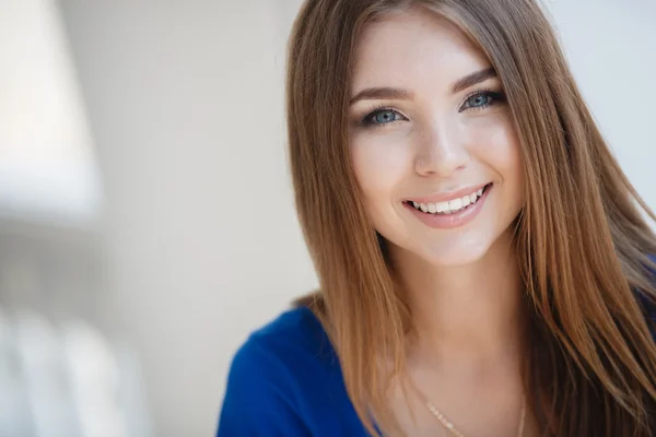 Retrato de verano de una mujer hermosa —  Fotos de Stock