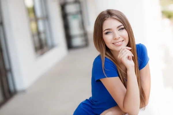 Retrato de verão de uma mulher bonita — Fotografia de Stock