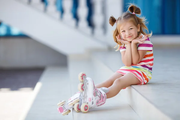 女の子が街でスケートします。 — ストック写真