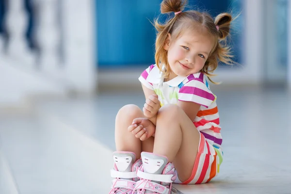 Uma menina patins na cidade — Fotografia de Stock