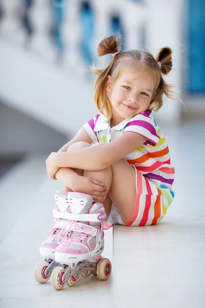 Uma menina patins na cidade — Fotografia de Stock